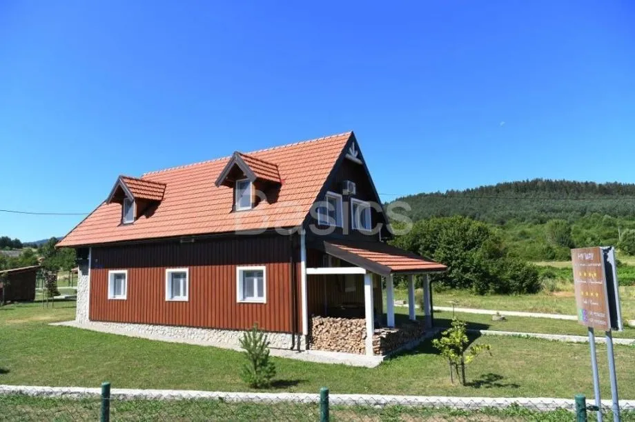 lika -saborsko - turističko imanje, zemljište 2290 m2, dva objekta - slika 3