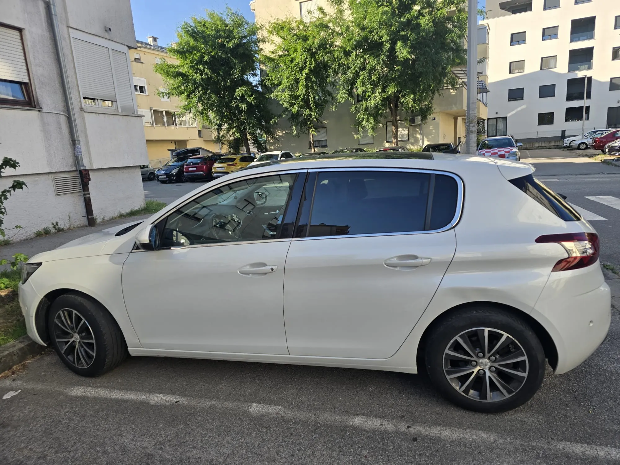 peugeot 308 1.6 bluehdi 120 ks, 2016. godište – allure - slika 3