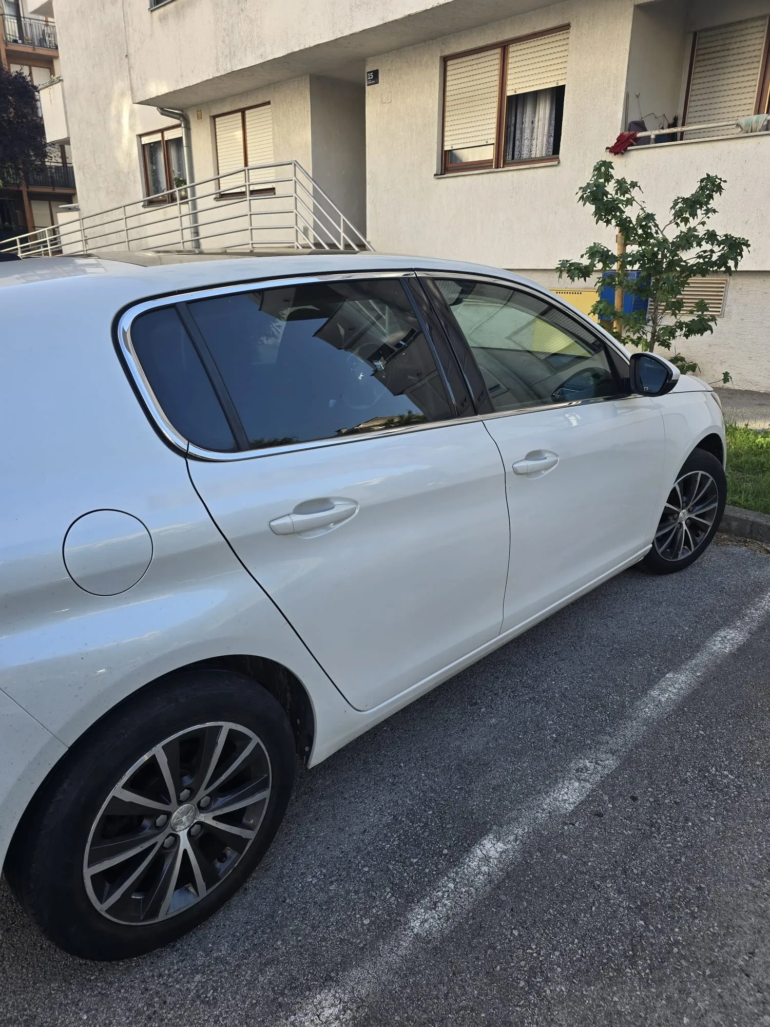 peugeot 308 1.6 bluehdi 120 ks, 2016. godište – allure - slika 4