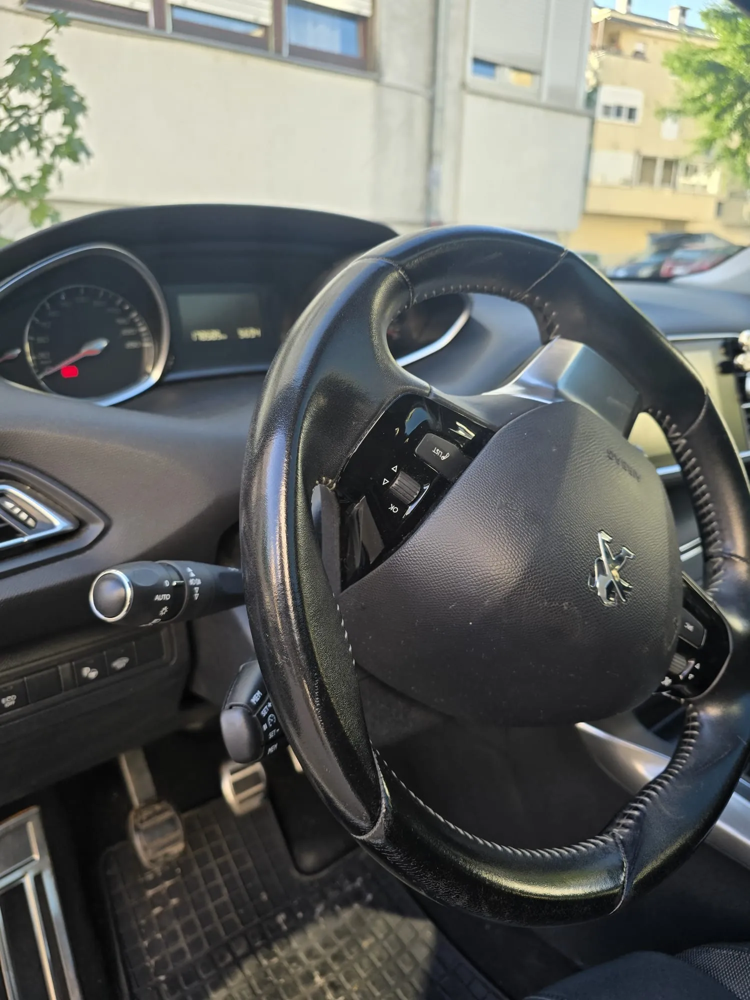 peugeot 308 1.6 bluehdi 120 ks, 2016. godište – allure - slika 6