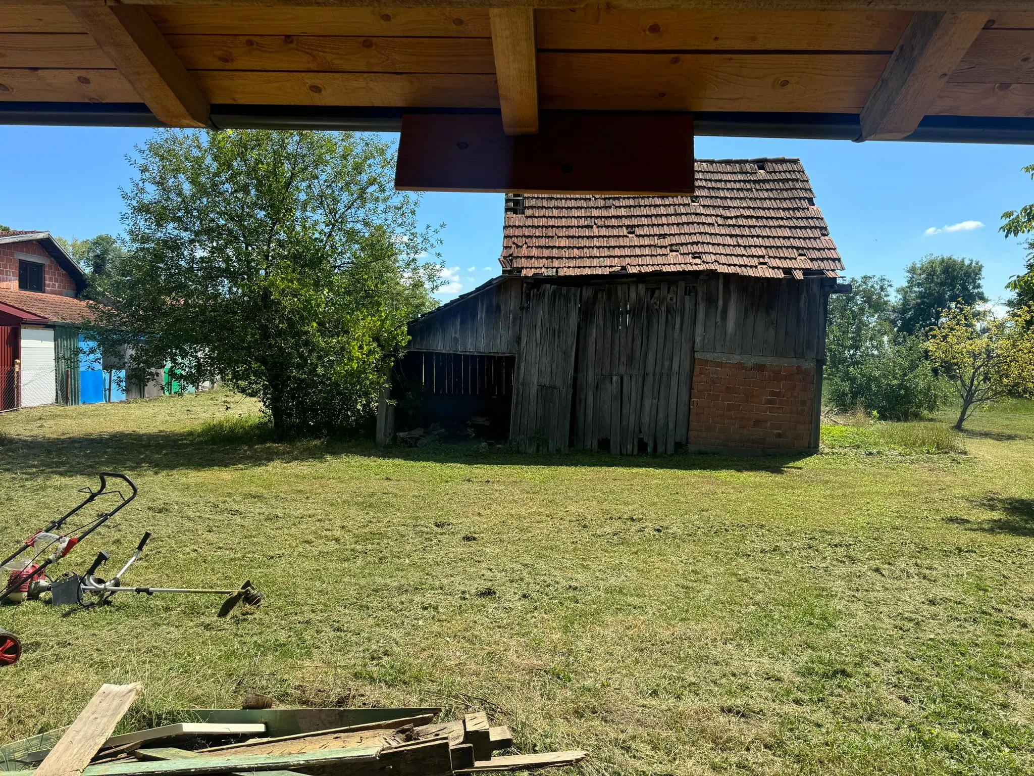 kuća drvena sa 2000m2 okućnice - slika 7