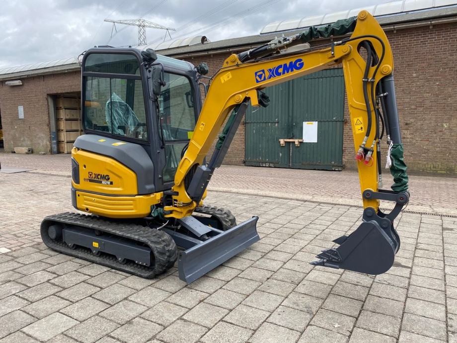 novi mini bager 2,7 t - slika 4