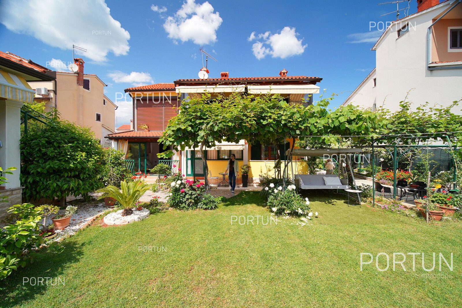 apartmanska kuća u mirnoj ulici u rovinju - slika 1