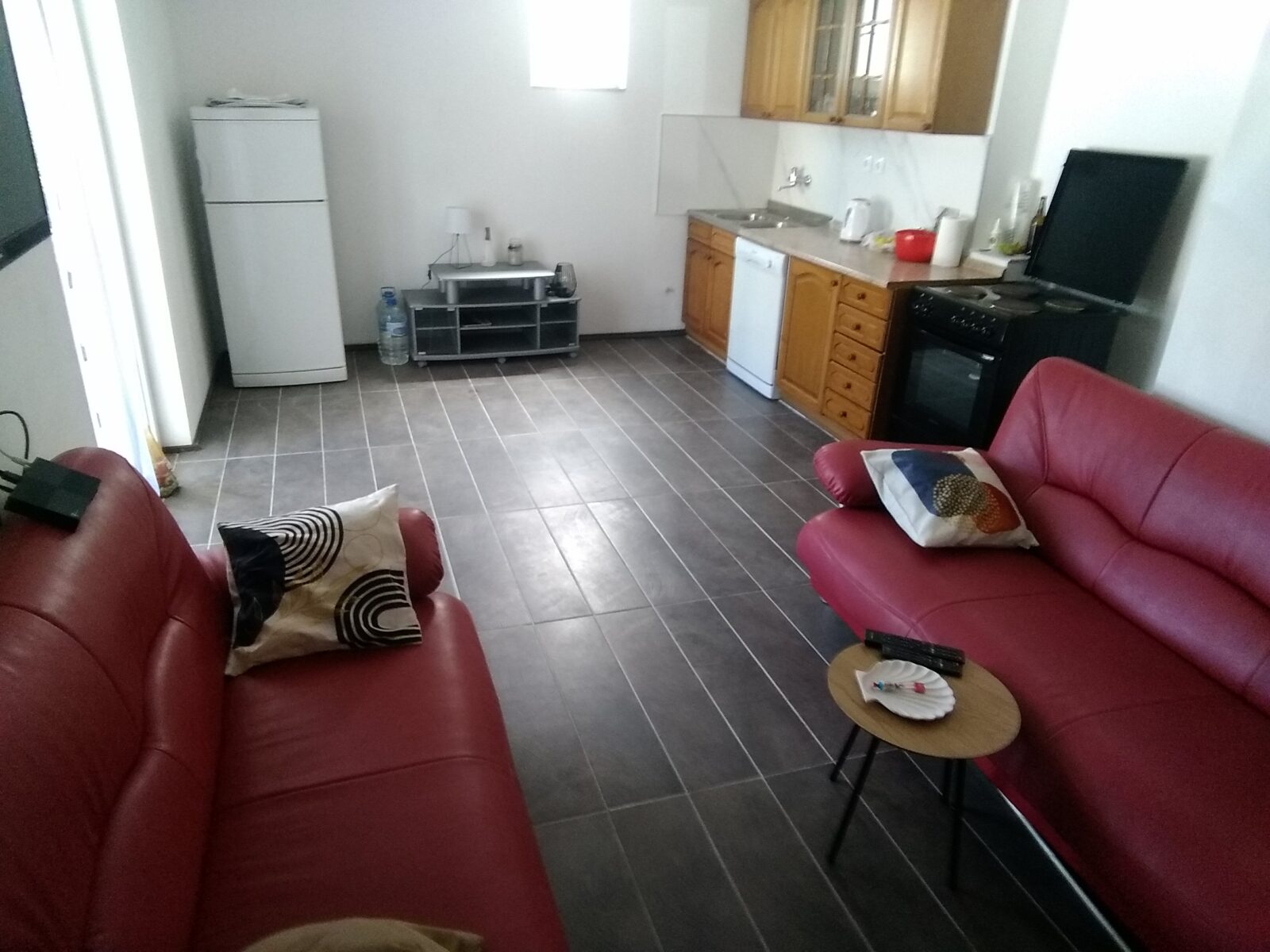 prodajem namješten apartman 90 m2 – otok vir - slika 4