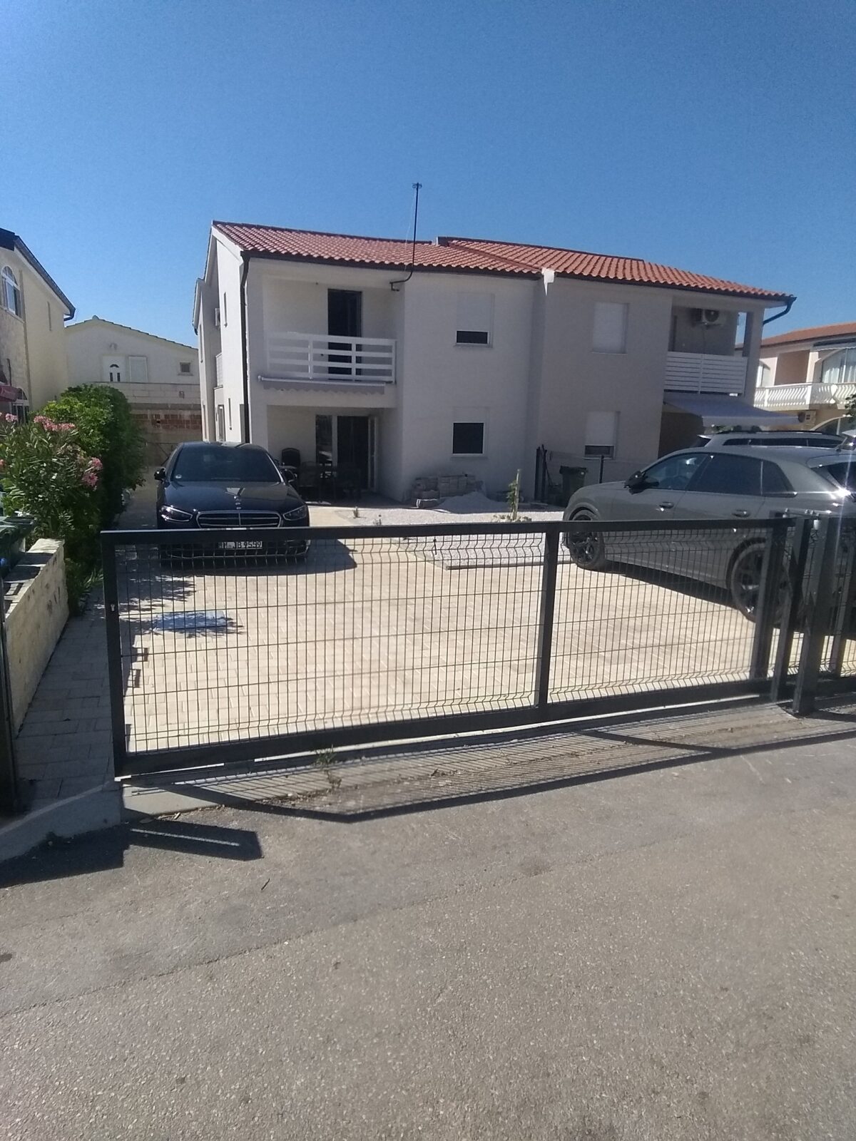 prodajem namješten apartman 90 m2 – otok vir - slika 1