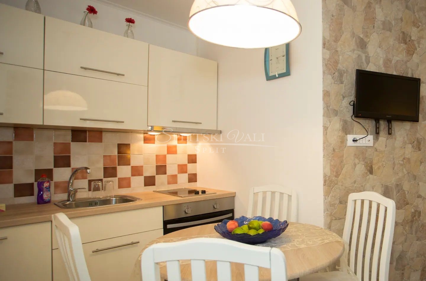 apartman sa pristupom bazenu, solin - za najam od 22.09.-01.06 - slika 2