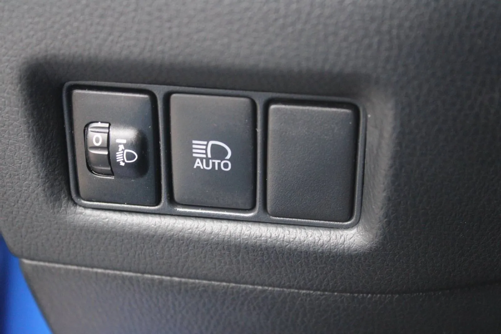 toyota c-hr 2.0 hybrid automatik *led, navigacija, kamera* - slika 14