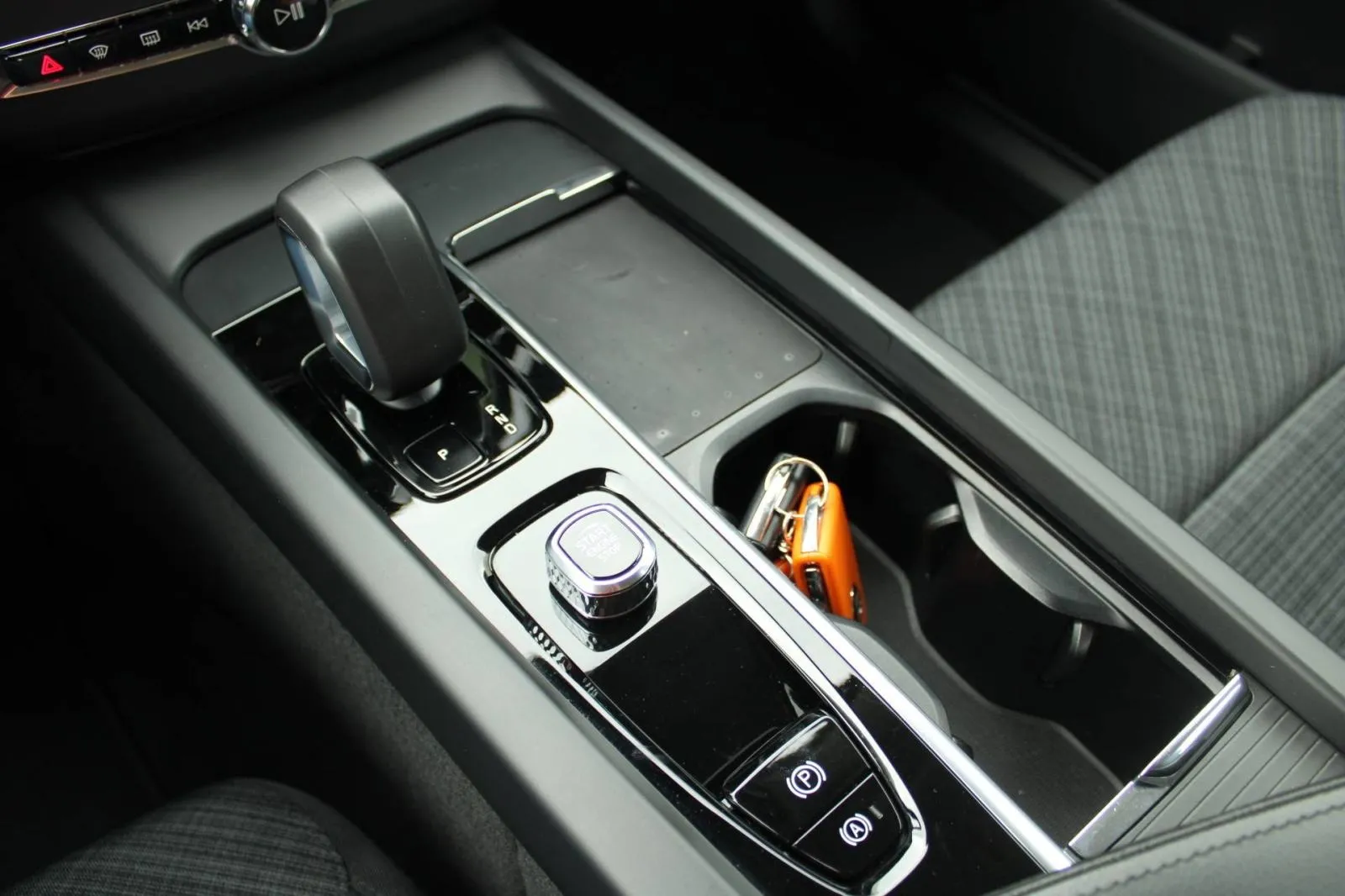 volvo xc60 b4 2.0d automatik *led, navigacija, kamera* - slika 15