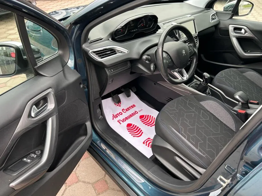 peugeot 2008 1,2 benzin 2018.,allure, reg:17.01.2027.,servisna, navi - slika 10