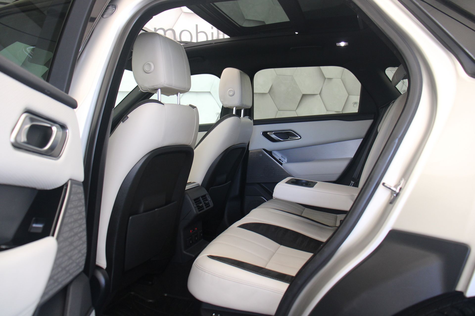 land rover range rover velar r-dynamic se 3.0d 4wd a8 300km pano airma - slika 10