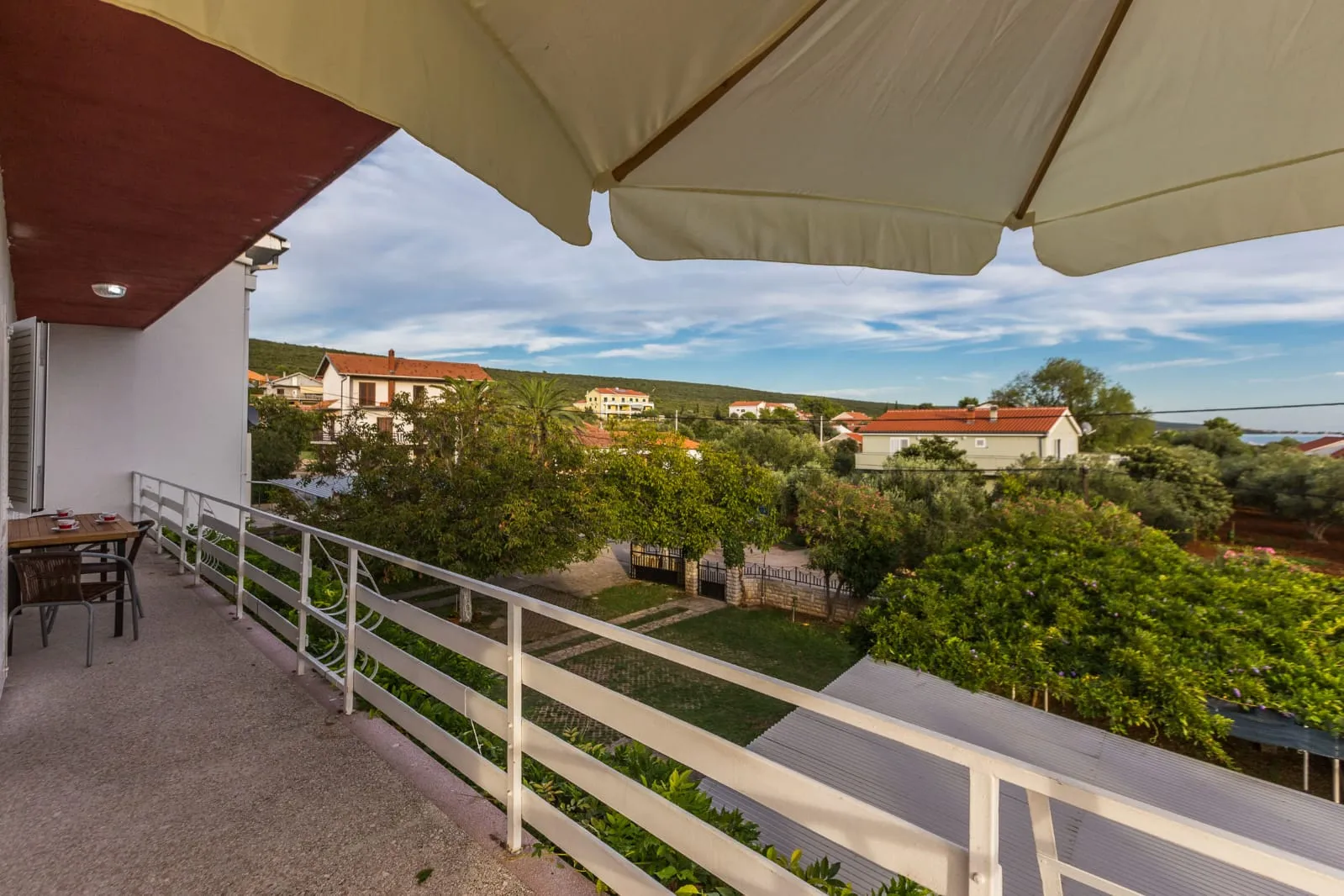 app 4+1, od 49 e, 100 m od betonske i šljunčane plaže, veliki balkon - slika 14