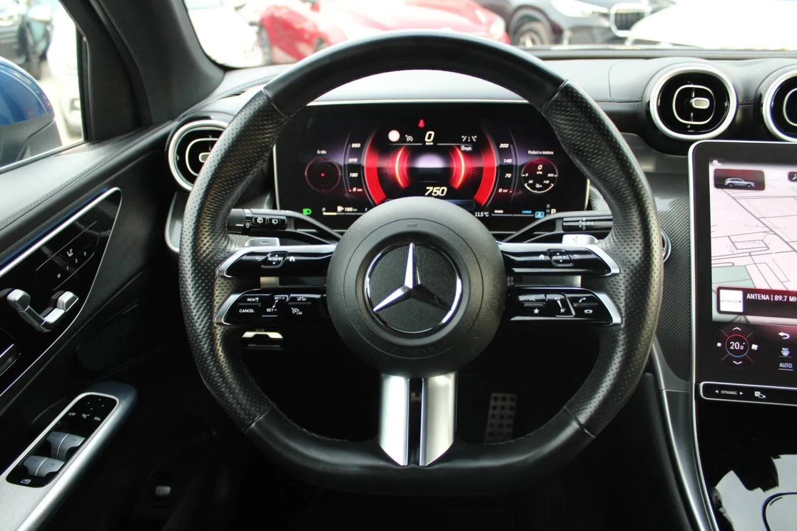 mercedes-benz glc 300d 4matic amg *digital light, navigacija, kamera* - slika 15