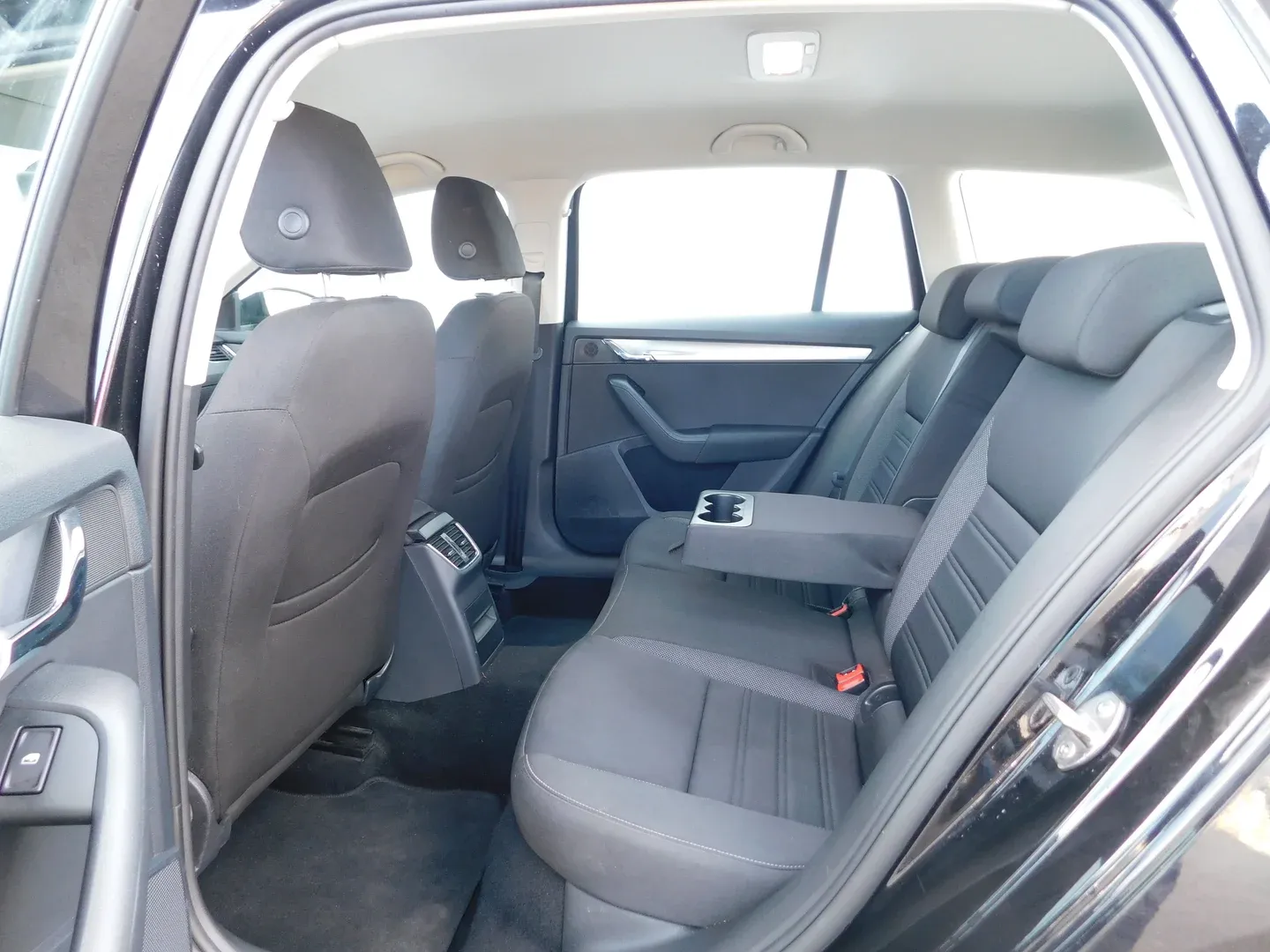 09355 škoda octavia combi ambition 1.6 tdi - slika 10