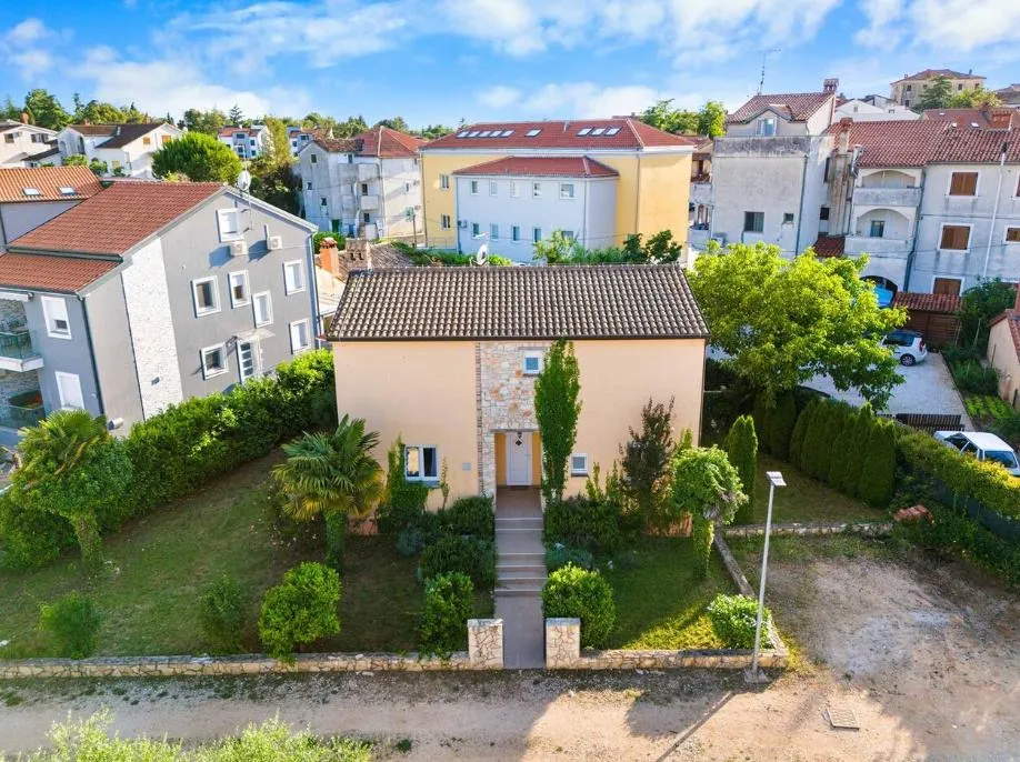 vila, funtana, sa bazenom, kraj mora - slika 16