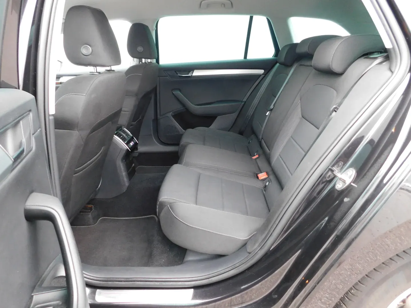 09189 škoda superb combi ambition 1.6 tdi - slika 11