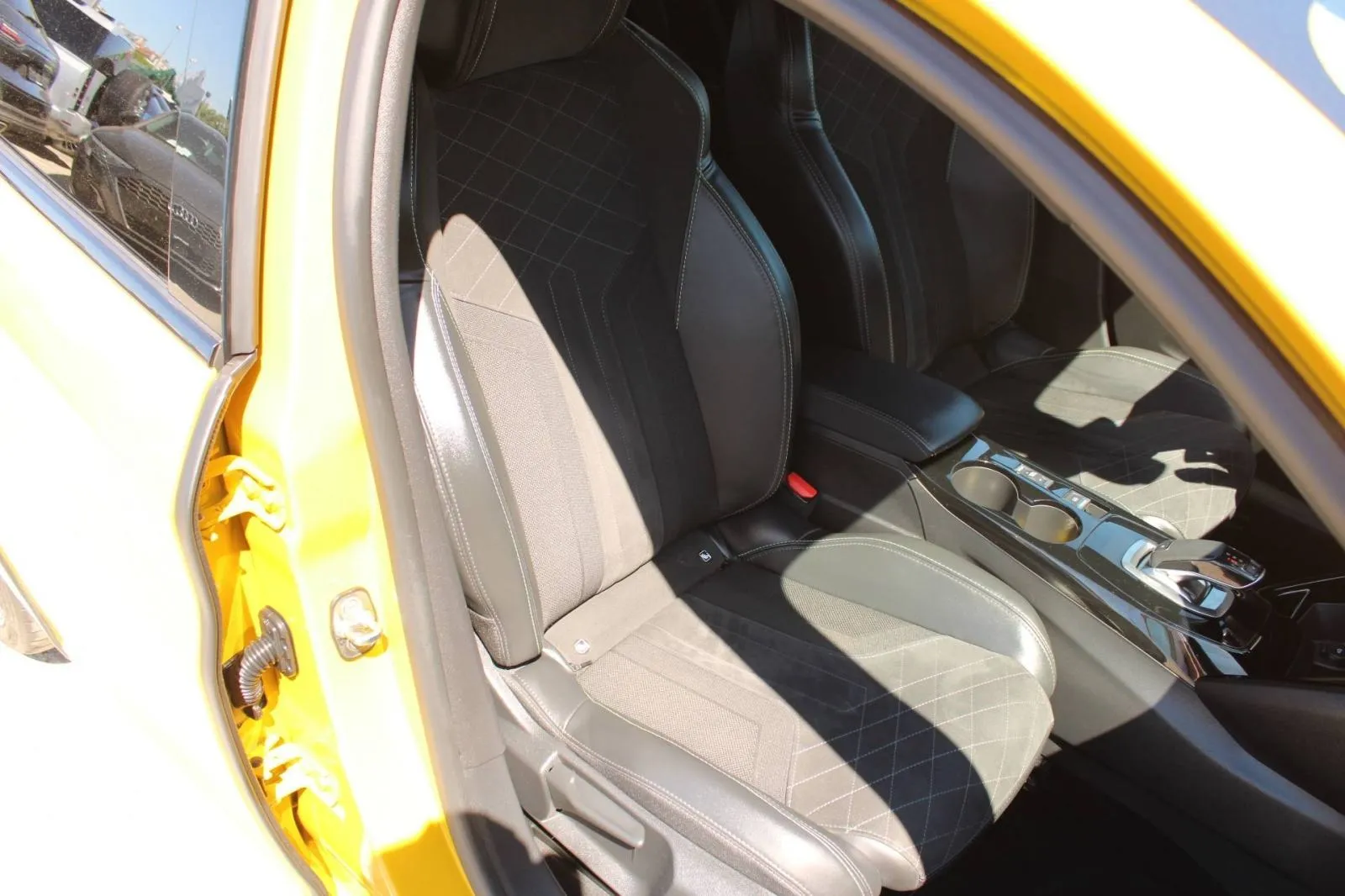 peugeot 208 1.2 130ks gt line automatik *panorama,led,kamera* - slika 11
