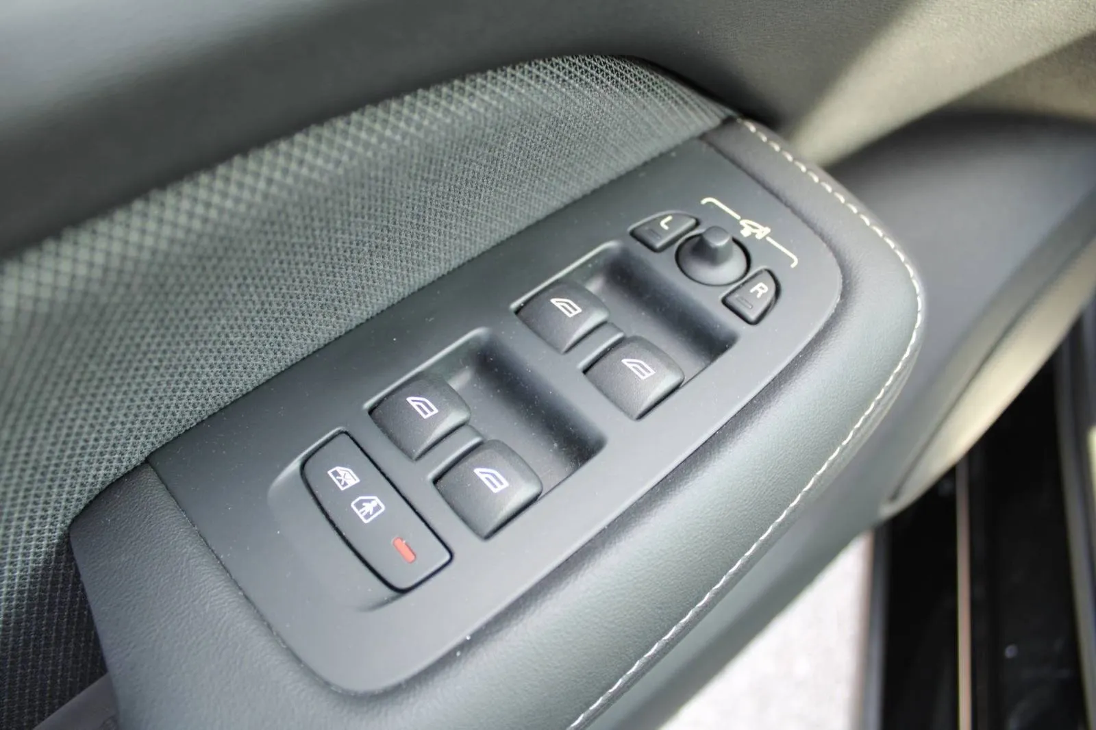 volvo v60 b3 automatik dark plus *led, navigacija, kamera* - slika 14