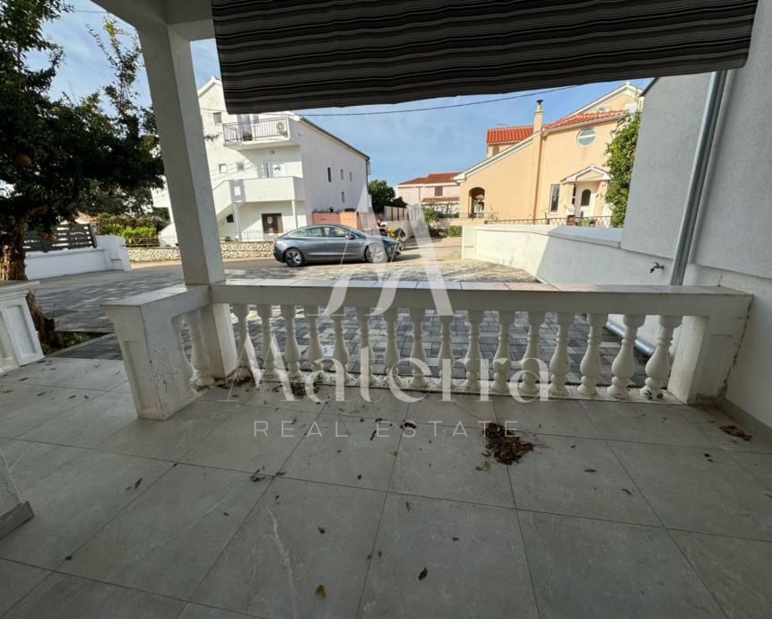 novouređena kuća sa 6 apartmana, plaža 350m (prodaja) - slika 14