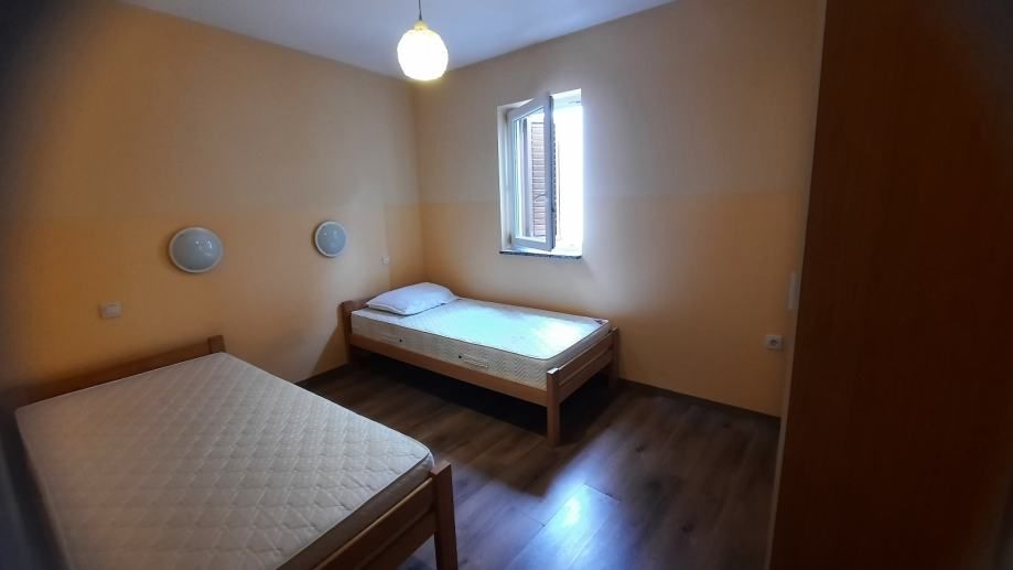 !!kuća sa 6 apartmana 25 metara od mora!! (prodaja) - slika 7