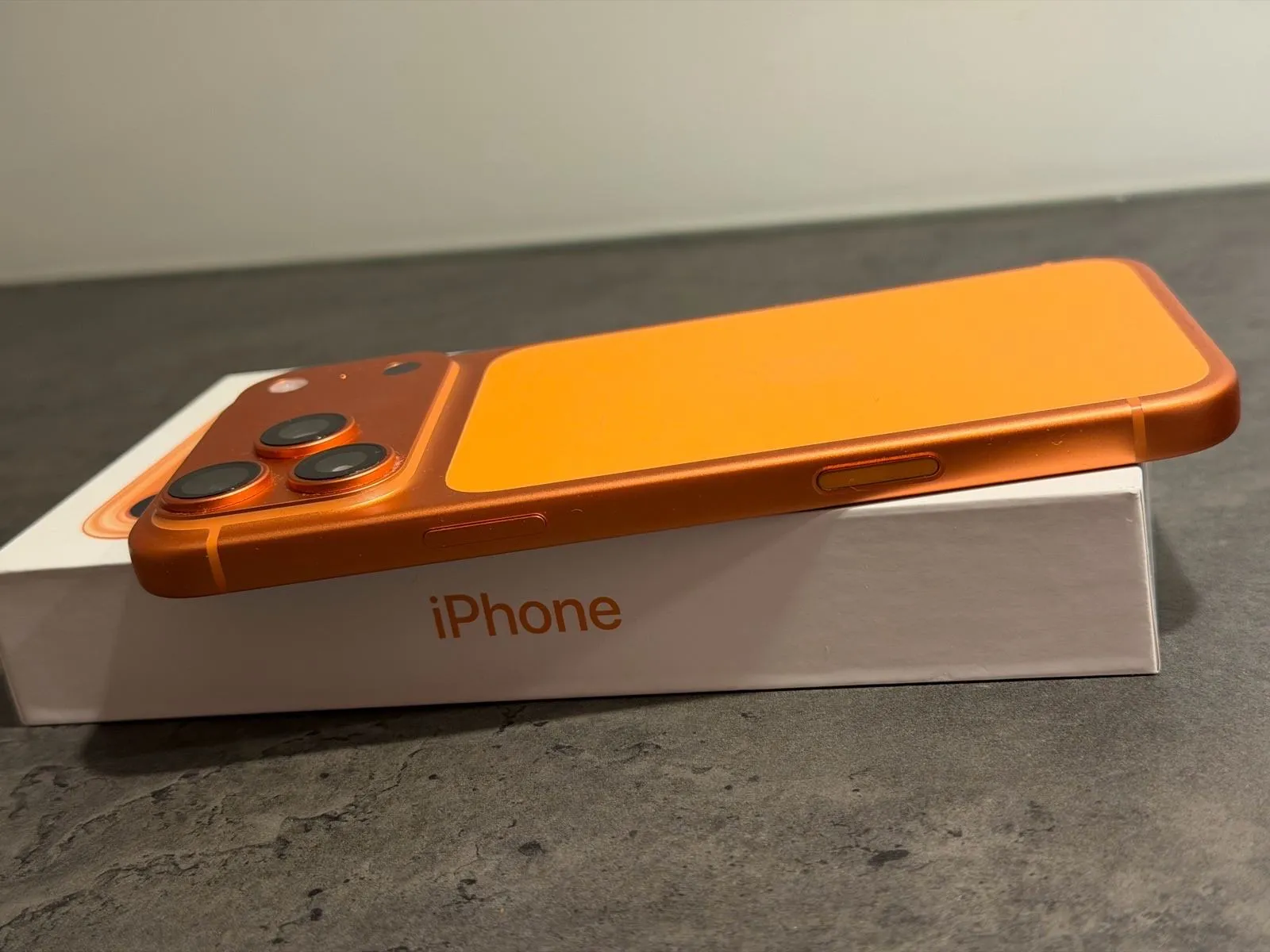 iphone 17 pro max od 512gb memorije u narančastoj boji. - slika 4