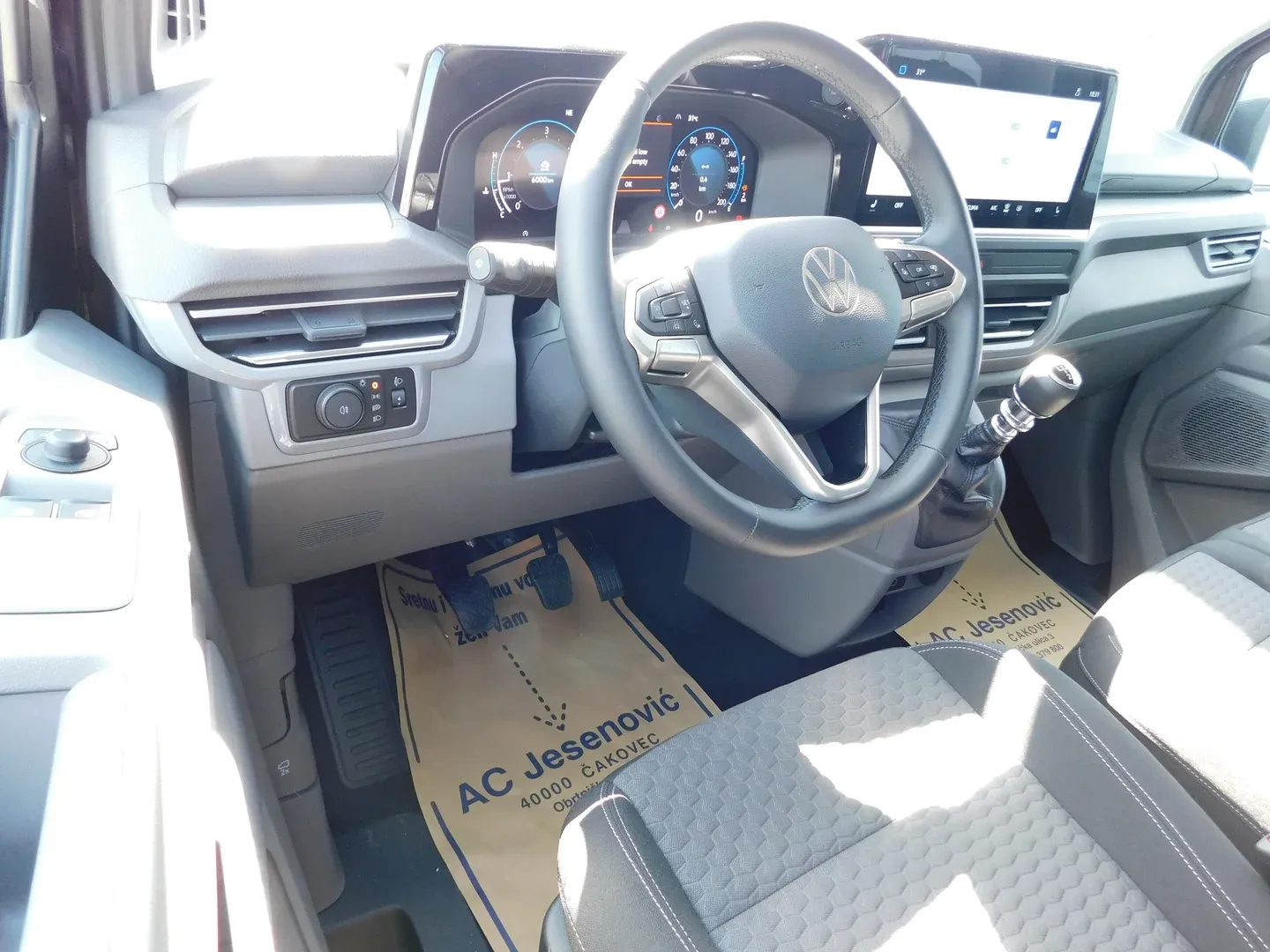12786 vw caravelle life l2 2.0 tdi - slika 9