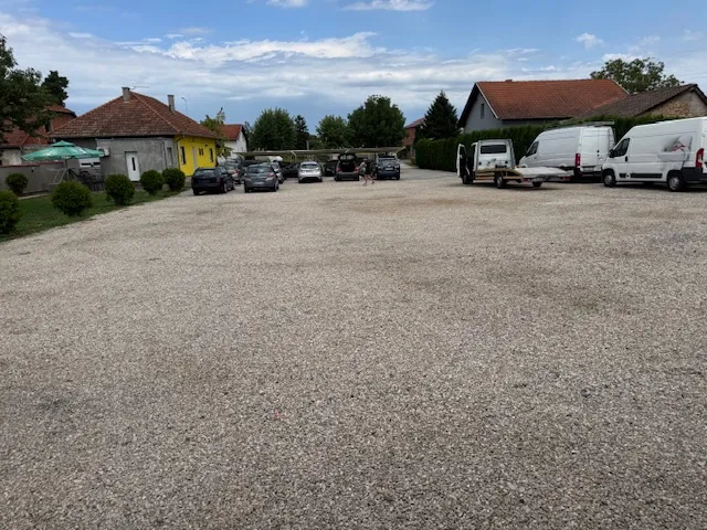 prilika za trgovce vozilima na državnoj cesti d2, pp 143m2 dvor 2394m2 - slika 13