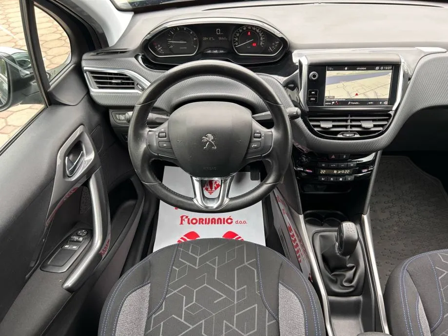 peugeot 2008 1,2 benzin 2018.,allure, reg:17.01.2027.,servisna, navi - slika 8