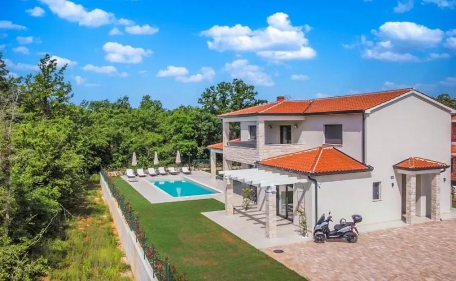 POREČ 2 KM-LUKSUZNA VILA SA BAZENOM NA PRODAJI (prodaja)