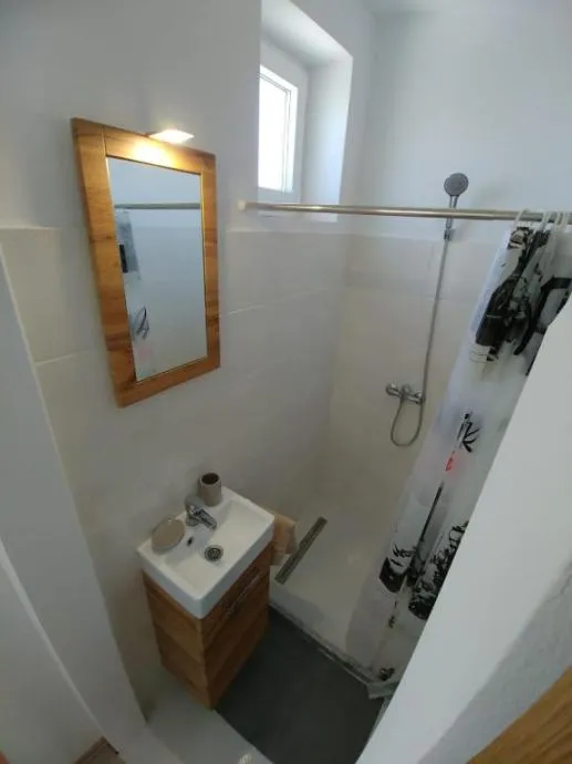 privlaka, lijepa kuća s tri apartmana(123m2), 200 metara do mora - slika 10