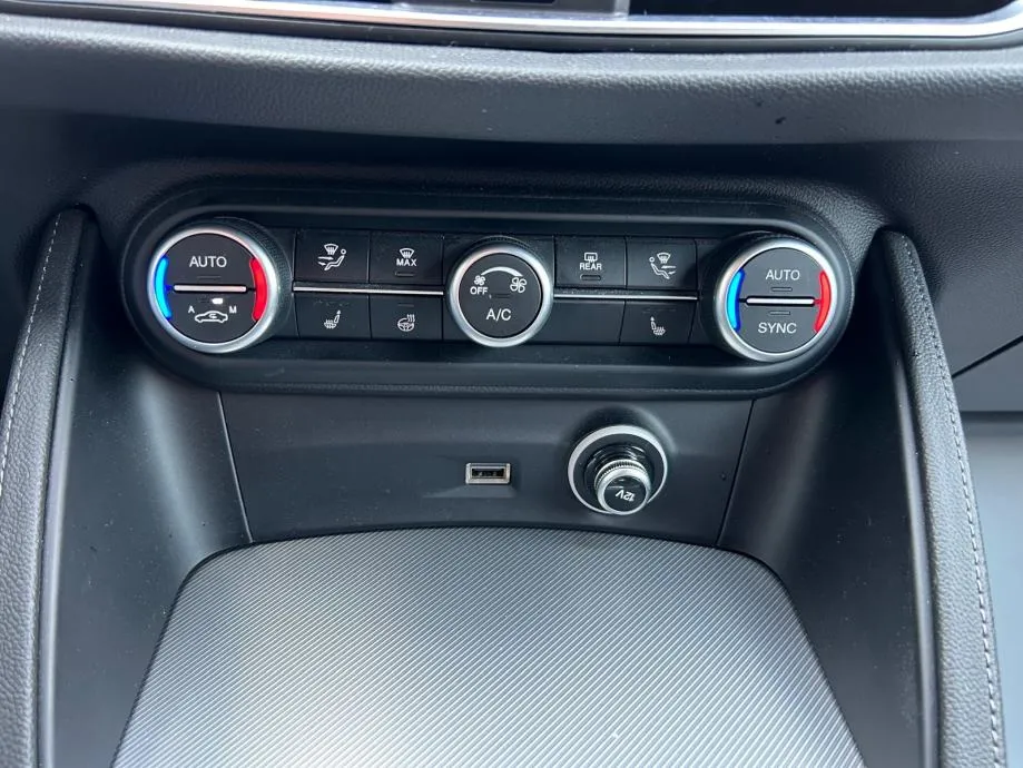 alfa romeo stelvio 2,2 jtd q4 veloce - 2025 - 19.000km - full - reg !! - slika 13