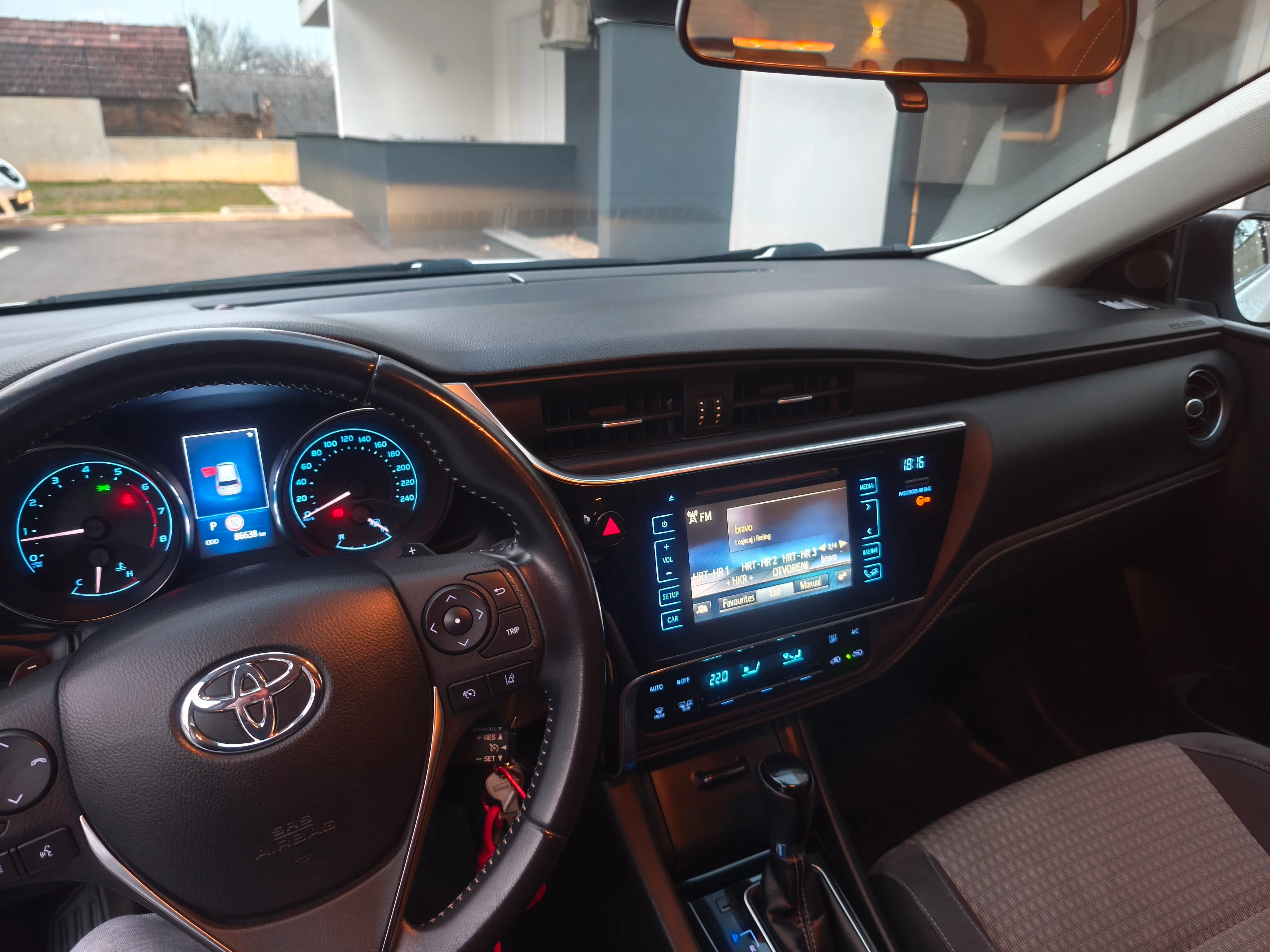 toyota auris 1,2 turbo black edition - slika 13