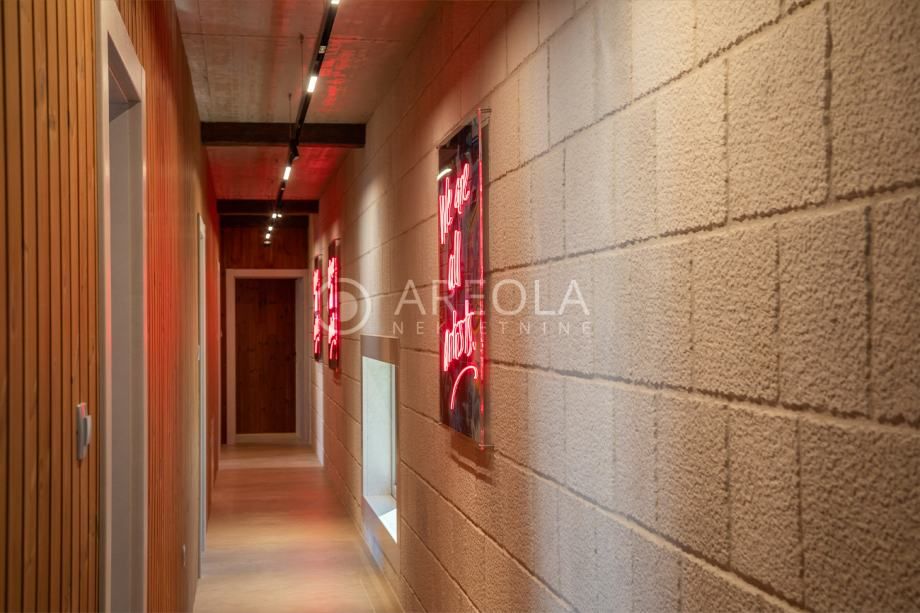 unikatna vila u zaleđu splita s bazenom i teniskim terenom! - slika 16
