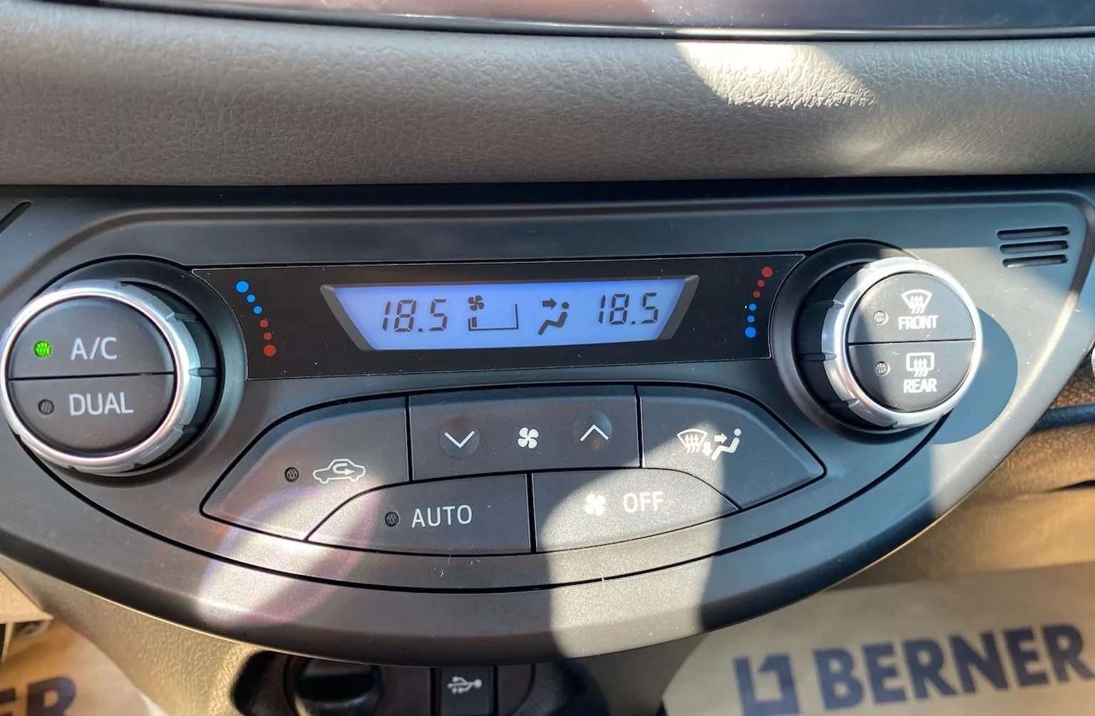 toyota yaris hybrid , 2 godine jamstva,registriran,nove gume - slika 15