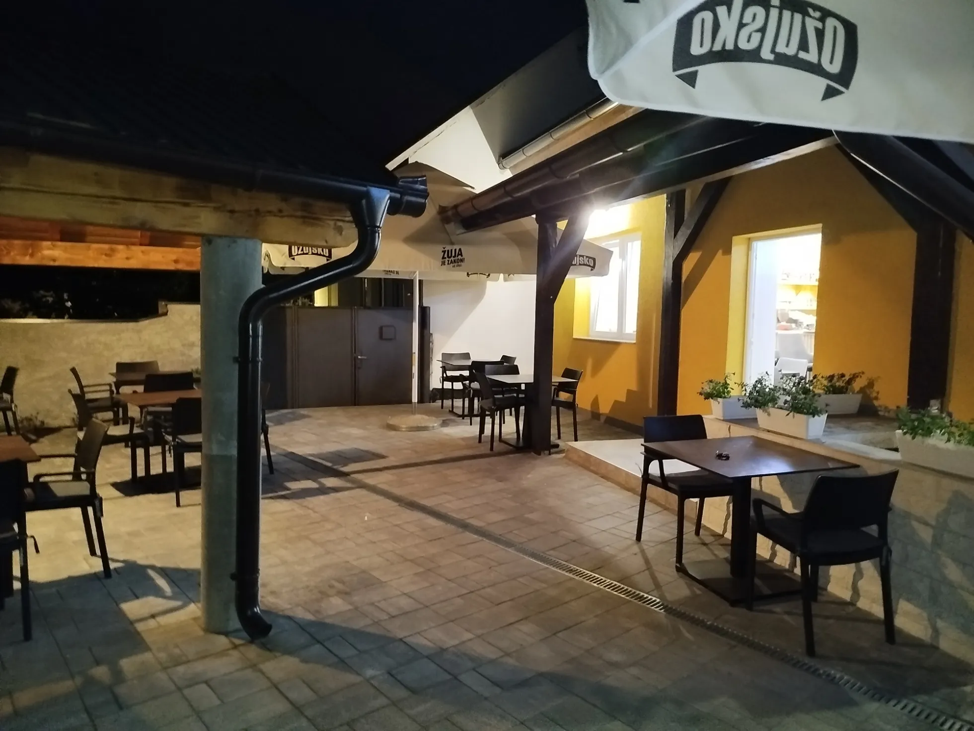 prodaje se zgrada mješovite upotrebe (2 poslovna prostora i sobe) - slika 1