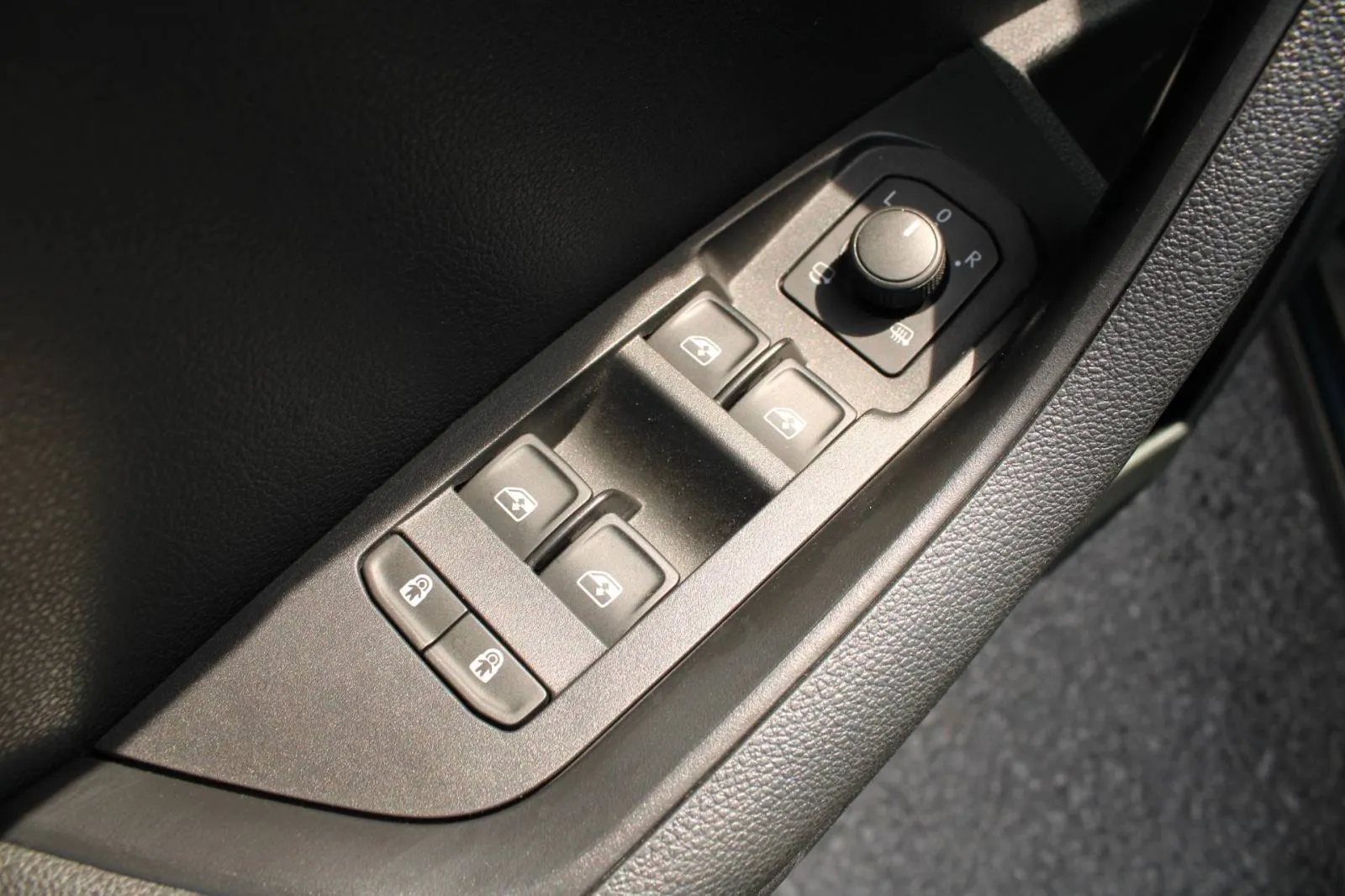 škoda karoq 1.6 tdi dsg style *led, navigacija, kamera* - slika 15