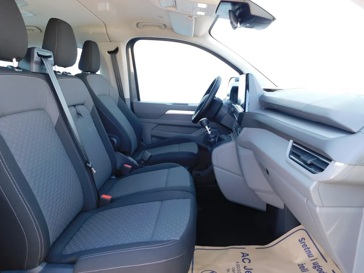 12786 vw caravelle life l2 2.0 tdi - slika 11