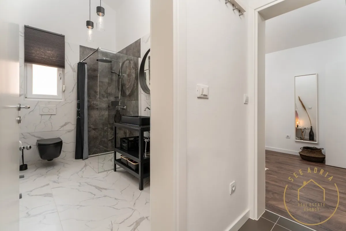 kuća sa apartmanima na odličnoj lokaciji - slika 26