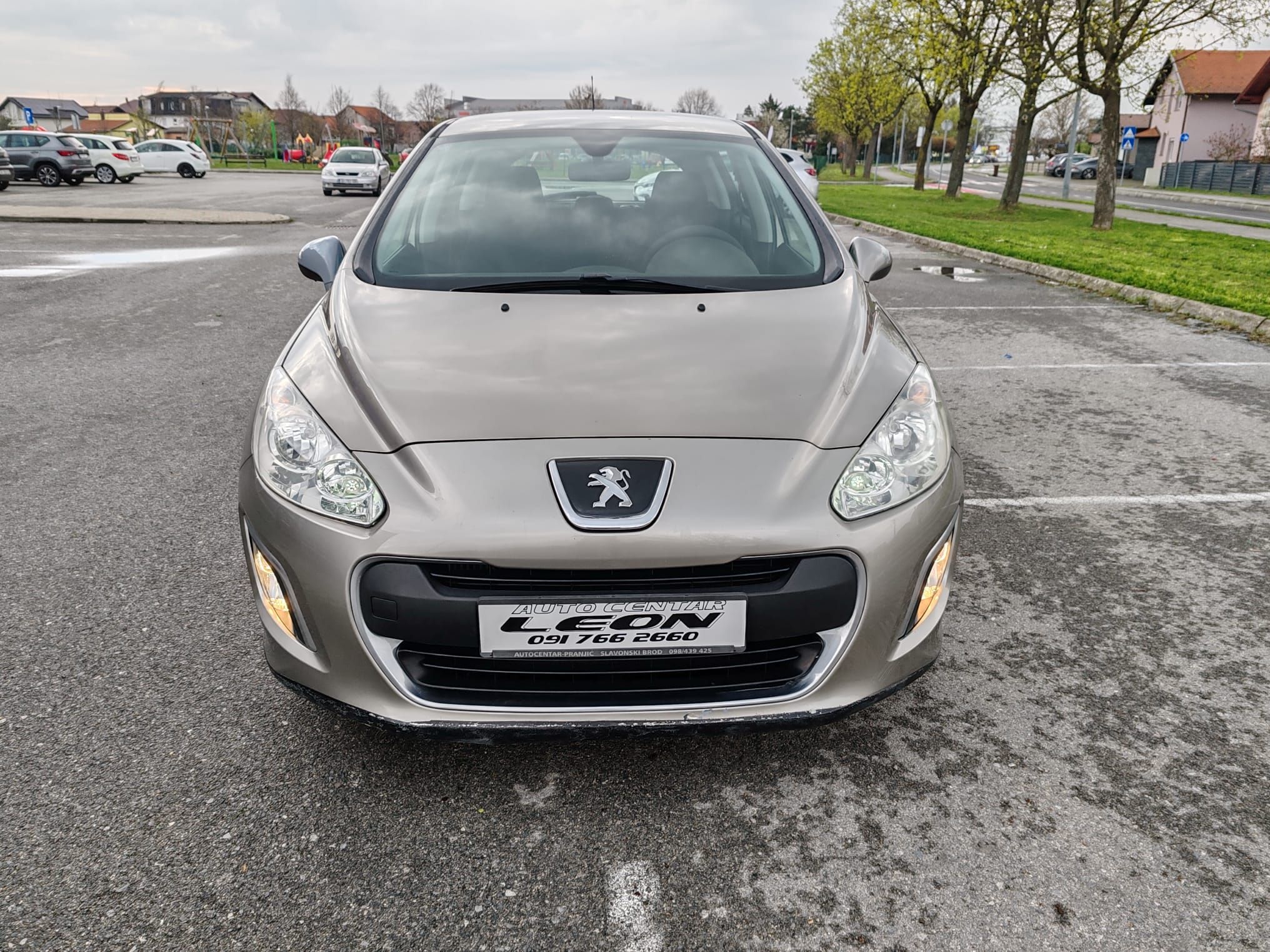 peugeot 308 1,6 hdi 275000 km , 2011, reg-02/26 - slika 2