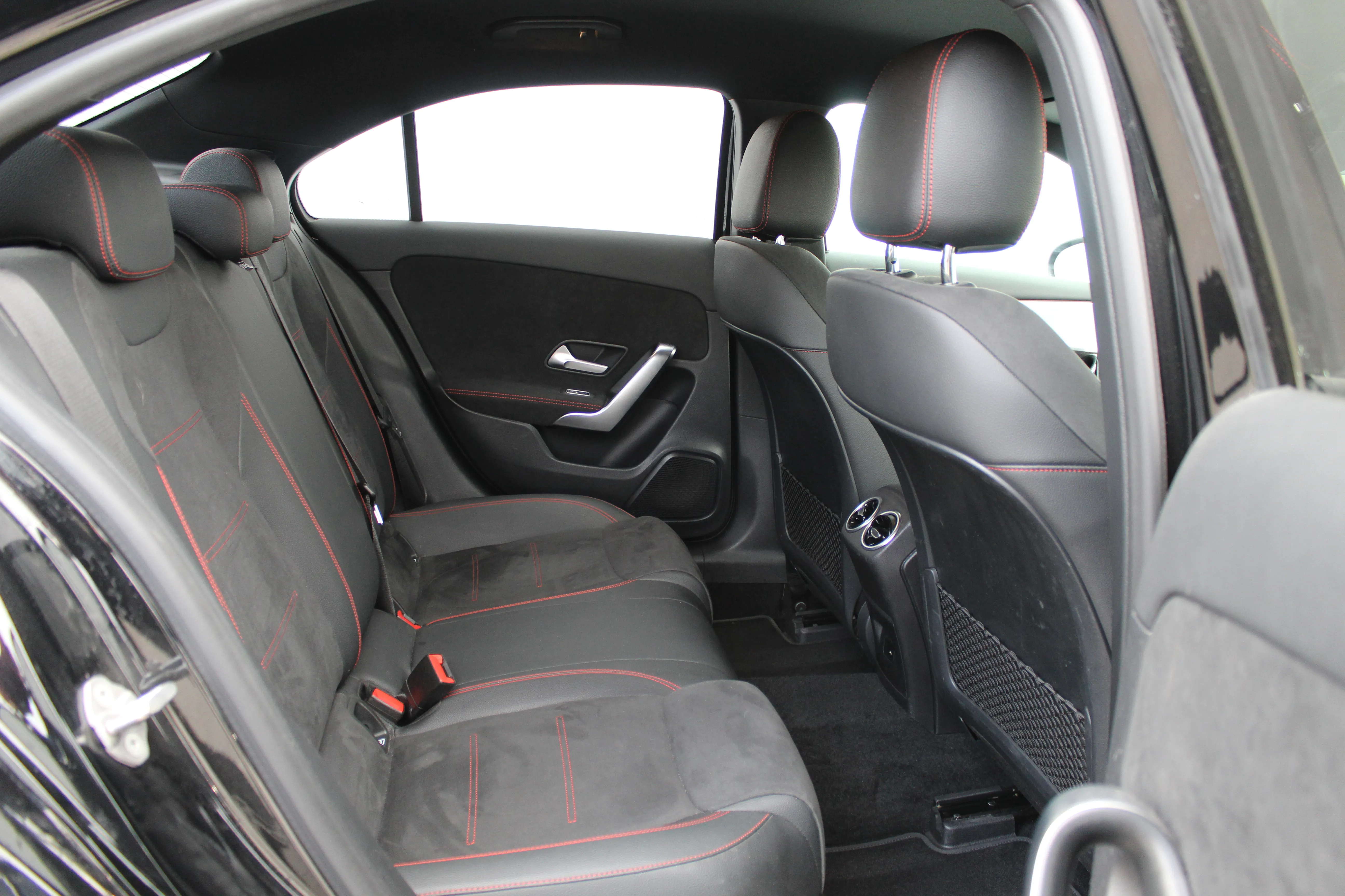 13073 mercedes-benz a limuzina 180 amg line - slika 13