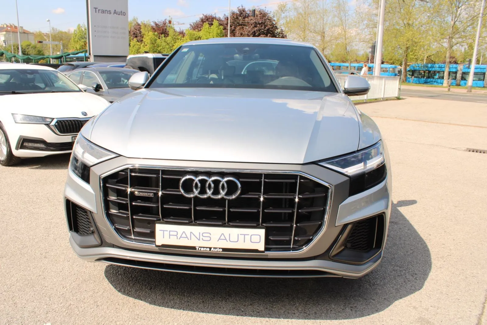 audi q8 55 tfsi quattro s-line *panorama,led,navigacija,kamera* - slika 2