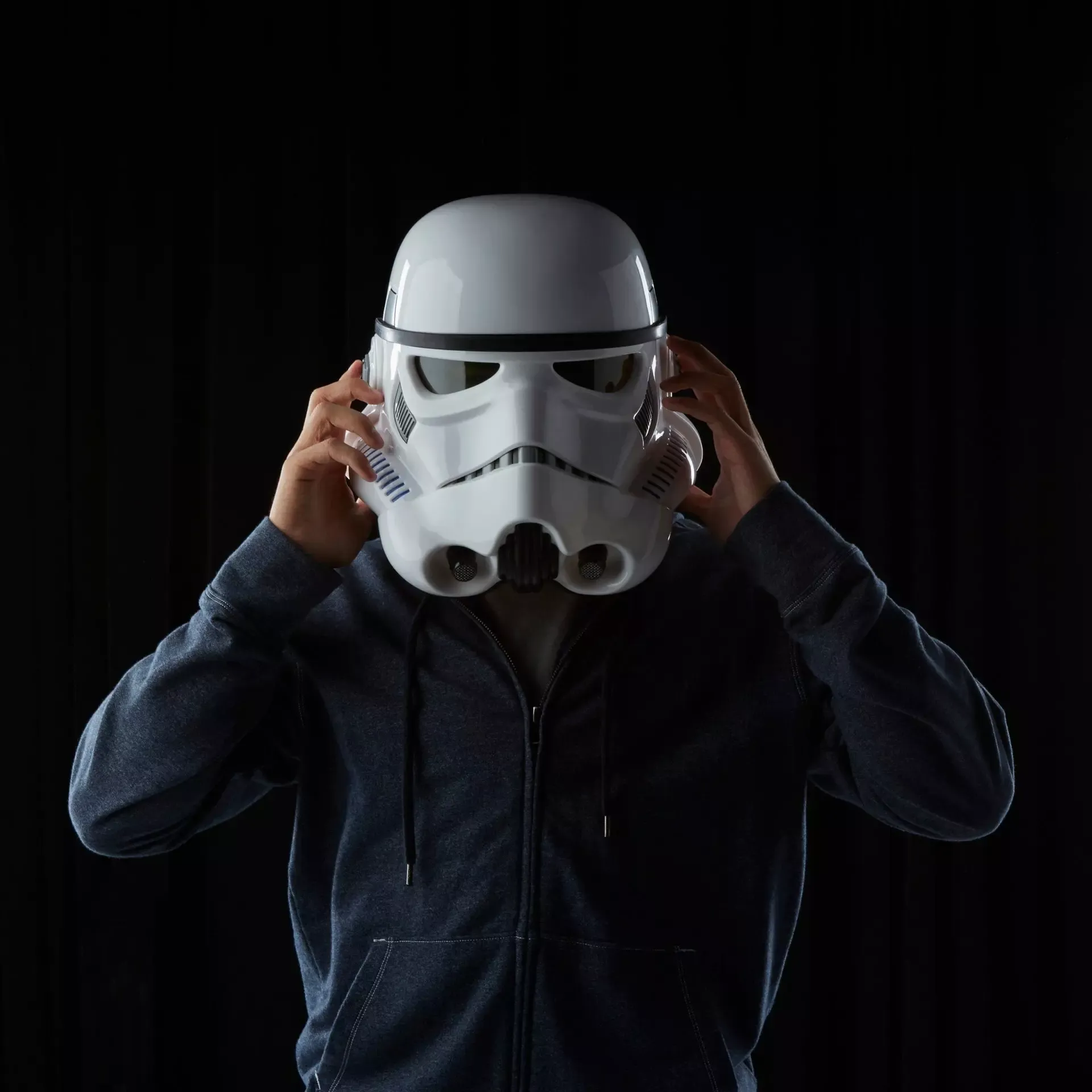 star wars: the black series – imperial stormtrooper electronic helmet - slika 3