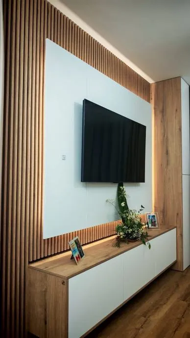 tv komoda sa ormaricem i zidnim panelom - slika 5