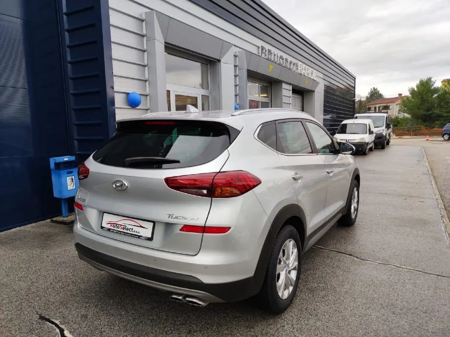 hyundai tucson 1,6 crdi - hybrid - 120.000km - kamera - navi - reg ! - slika 4