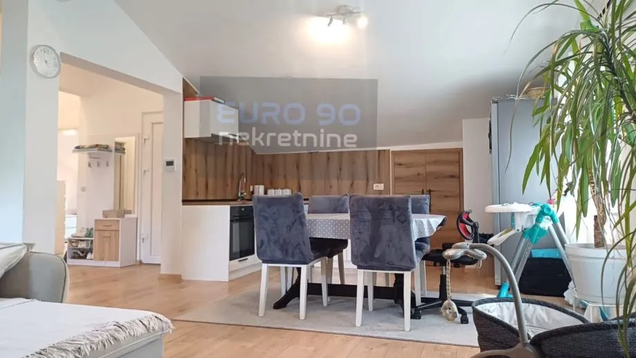 ZADAR/BOKANJAC-RENOVIRAN I NAMJEŠTEN VELIKI STAN 89m2,2parkirna mjesta