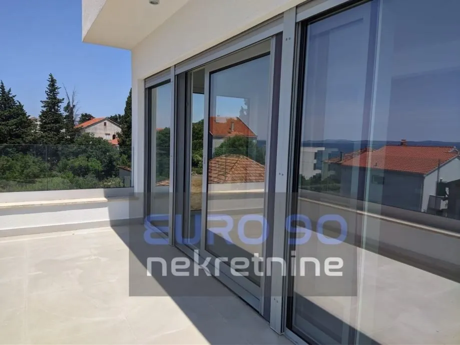zadar/diklo-atraktivan,trosoban stan 50m od mora s garažom i bazenom - slika 3