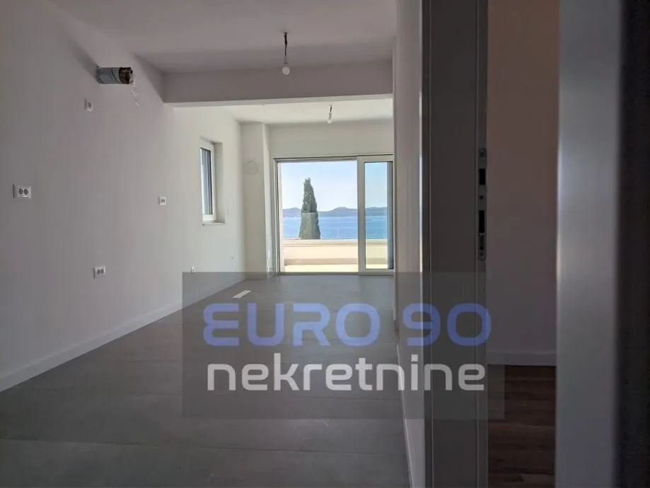 zadar/diklo-atraktivan,trosoban stan 50m od mora s garažom i bazenom - slika 9