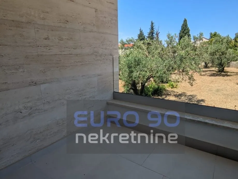 zadar/diklo-atraktivan,trosoban stan 50m od mora s garažom i bazenom - slika 11