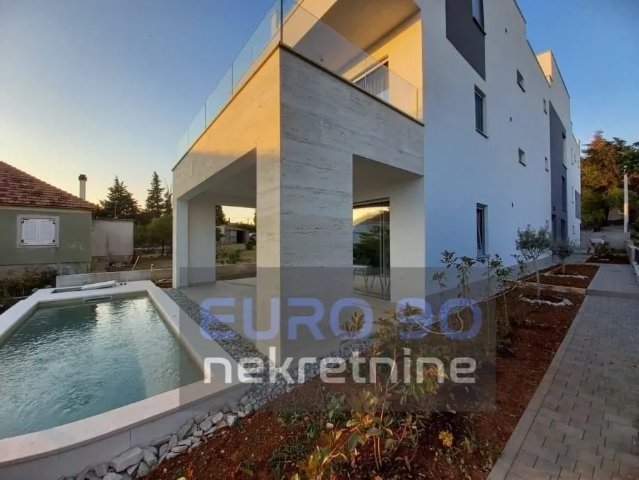 zadar/diklo-atraktivan,trosoban stan 50m od mora s garažom i bazenom - slika 17