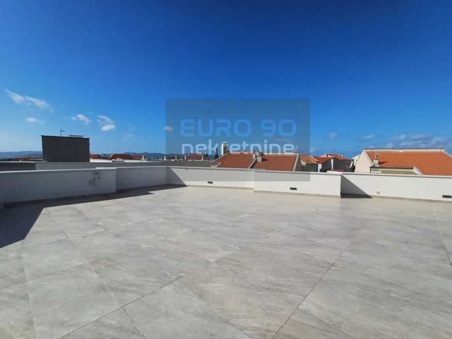zadar/plovanija-moderan stan s krovnom terasom i pogledom na more - slika 24
