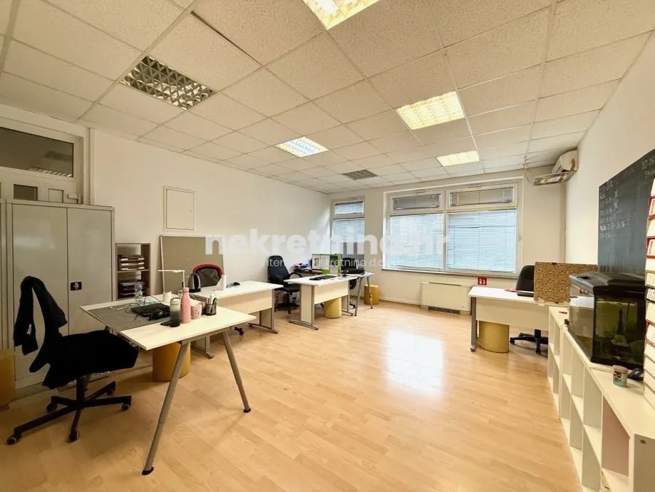 zakup – poslovni prostor (uredi / različite djelatnosti) 300 m² - slika 1